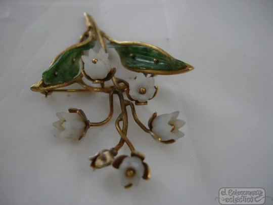 Brooch. Flowers and leaves. Gold plated. Resin and enamel. 1940's