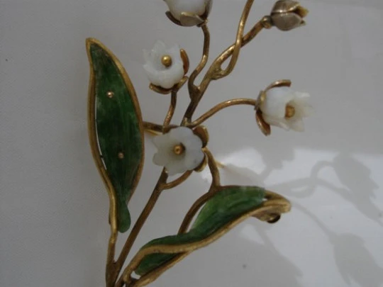 Brooch. Flowers and leaves. Gold plated. Resin and enamel. 1940's