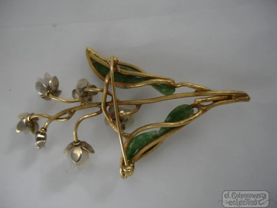 Brooch. Flowers and leaves. Gold plated. Resin and enamel. 1940's