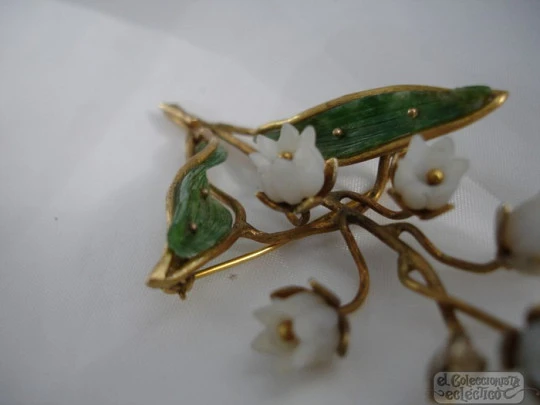 Brooch. Flowers and leaves. Gold plated. Resin and enamel. 1940's