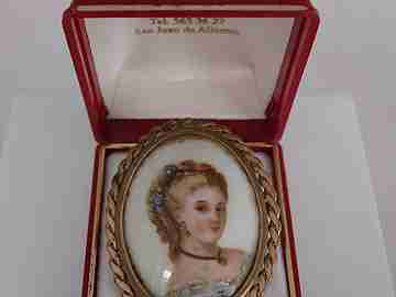 Brooch. Golden metal and Limoges porcelain. 1950's. Woman. Box