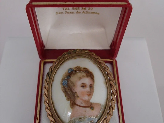Brooch. Golden metal and Limoges porcelain. 1950's. Woman. Box