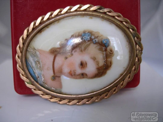 Brooch. Golden metal and Limoges porcelain. 1950's. Woman. Box