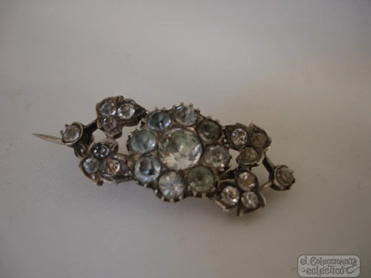 Brooch. Silver and white stones. 1920's. Leaves and flower. Europe