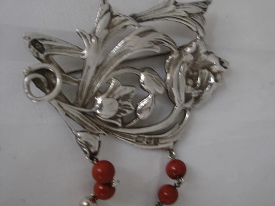Brooch. Sterling silver. Red stones. 1920's. Flowers and leaves