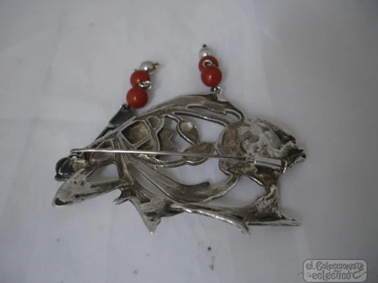 Brooch. Sterling silver. Red stones. 1920's. Flowers and leaves