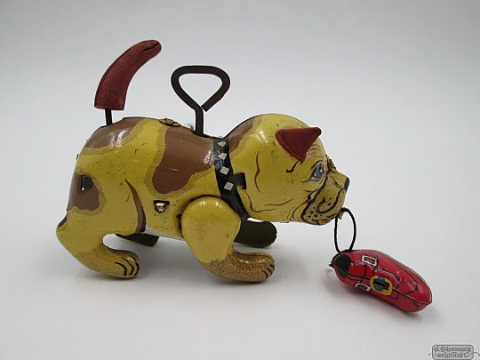 Bulldog mecánico con bota. Cuerda. Hojalata litografiada. Japón, 1950