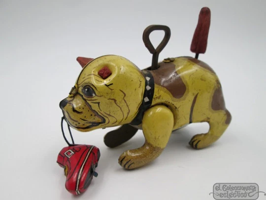 Bulldog mecánico con bota. Cuerda. Hojalata litografiada. Japón, 1950