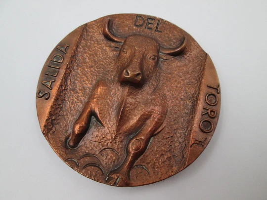 Bullfight 'Exit of the Bull' FNMT bronze medal. Relief work. Manolo Prieto. 1963