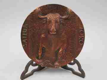 Bullfight 'Exit of the Bull' FNMT bronze medal. Relief work. Manolo Prieto. 1963