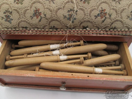 Cabinet bobbin lace. Wood and upholstery fabric. 1940. Pad. Spain