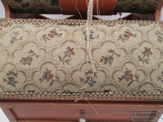 Cabinet bobbin lace. Wood and upholstery fabric. 1940. Pad. Spain