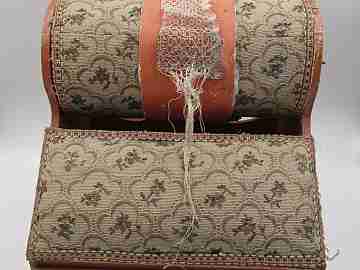 Cabinet bobbin lace. Wood and upholstery fabric. 1940. Pad. Spain