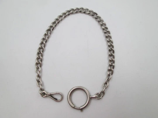 Cadena barbada cincelada para reloj de bolsillo. Plata de ley. Aro y mosquetón. 1900