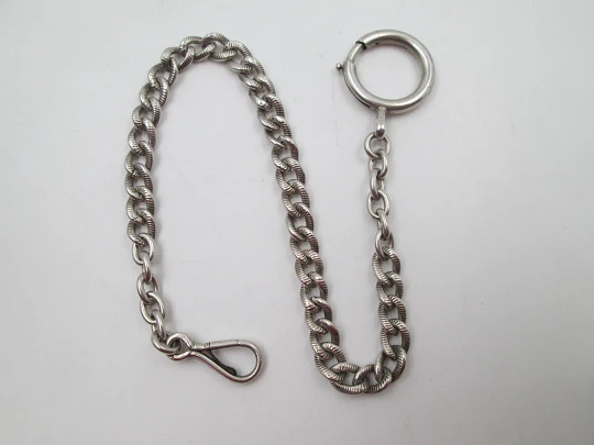 Cadena barbada cincelada para reloj de bolsillo. Plata de ley. Aro y mosquetón. 1900