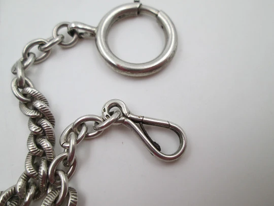 Cadena barbada cincelada para reloj de bolsillo. Plata de ley. Aro y mosquetón. 1900