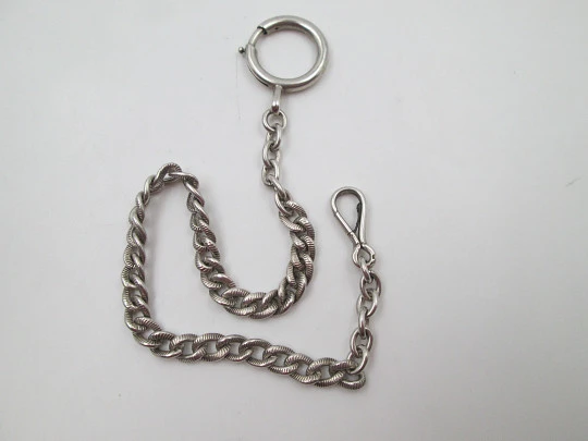 Cadena barbada cincelada para reloj de bolsillo. Plata de ley. Aro y mosquetón. 1900