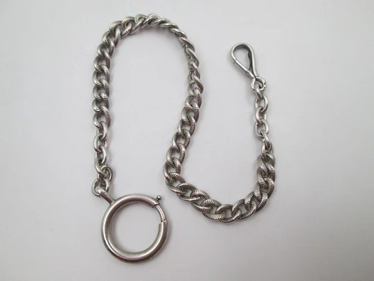 Cadena barbada cincelada para reloj de bolsillo. Plata de ley. Aro y mosquetón. 1900