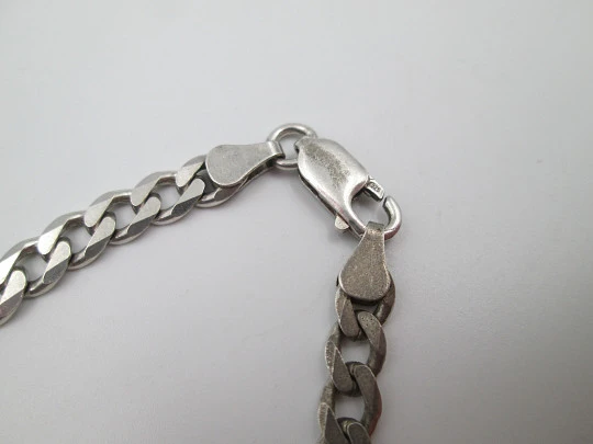 Cadena barbada de eslabones entrelazados para mujer. Plata de ley. Cierre mosquetón