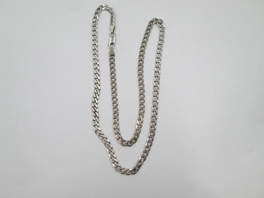 Cadena barbada de eslabones entrelazados para mujer. Plata de ley. Cierre mosquetón