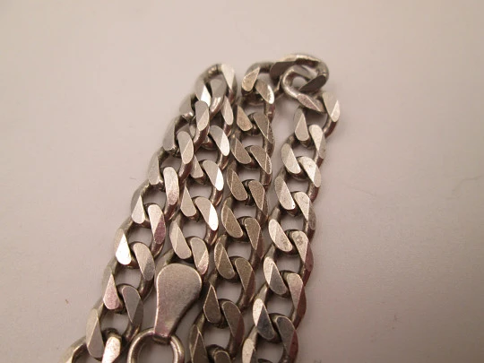 Cadena barbada de eslabones entrelazados para mujer. Plata de ley. Cierre mosquetón
