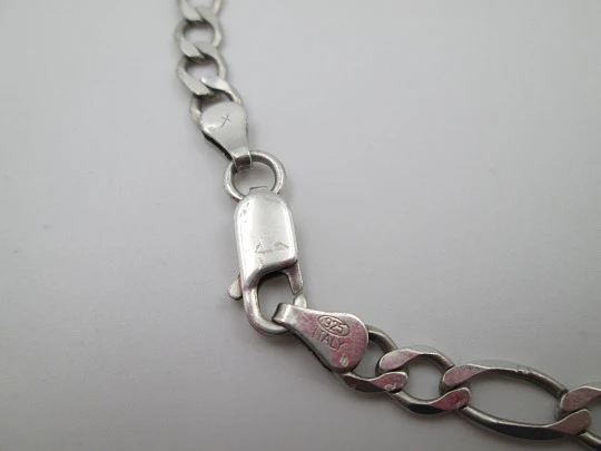 Cadena barbada de eslabones trenzados abiertos. Plata de ley. Cierre mosquetón. Italia