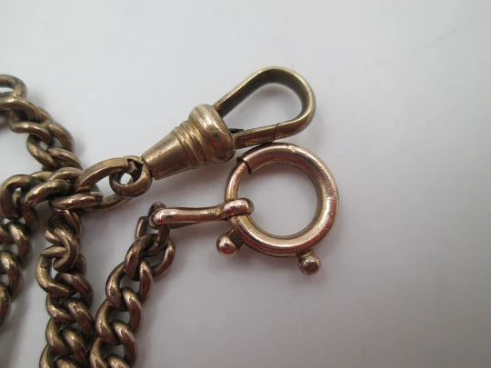 Cadena barbada para reloj de bolsillo. Metal dorado. Óvalos y rectángulo. Europa. 1940