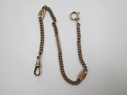 Cadena barbada para reloj de bolsillo. Metal dorado. Óvalos y rectángulo. Europa. 1940