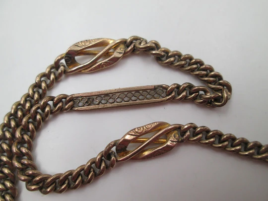 Cadena barbada para reloj de bolsillo. Metal dorado. Óvalos y rectángulo. Europa. 1940