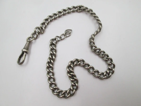 Cadena barbada para reloj de bolsillo. Plata de ley. Cierre mosquetón. Europa. 1900