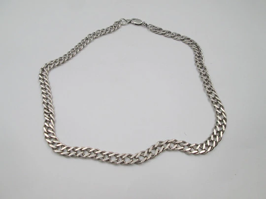 Cadena barbada unisex de eslabones entrelazados. Plata de ley. Cierre mosquetón Cadena barbada unisex de eslabones entrelazados. Plata de ley. Cierre mosquetón