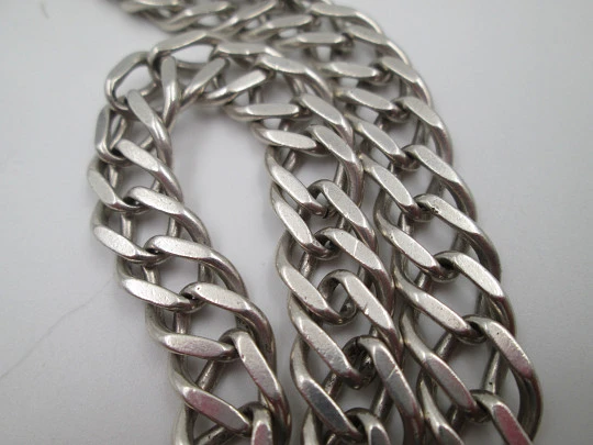 Cadena barbada unisex de eslabones entrelazados. Plata de ley. Cierre mosquetón Cadena barbada unisex de eslabones entrelazados. Plata de ley. Cierre mosquetón