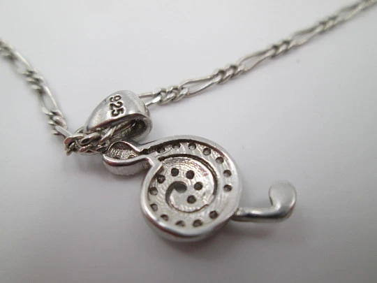Cadena con colgante nota musical. Plata de ley 925 y gemas blancas. 1990
