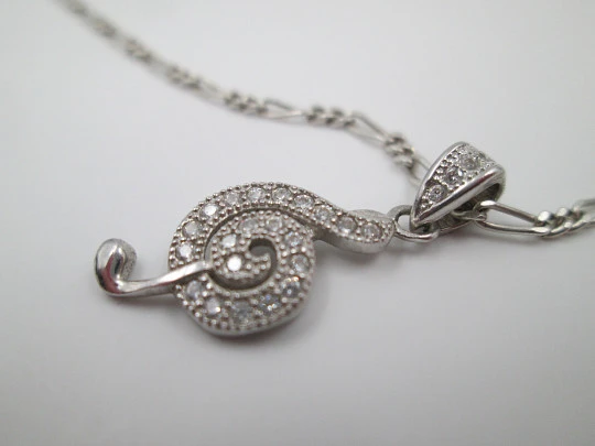 Cadena con colgante nota musical. Plata de ley 925 y gemas blancas. 1990