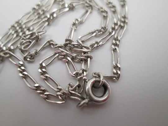 Cadena con colgante nota musical. Plata de ley 925 y gemas blancas. 1990