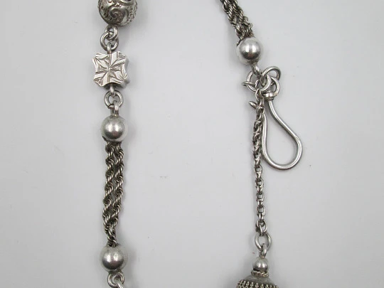 Cadena de plata para reloj de bolsillo. Bola, esferas y octágonos. Mosquetón. Europa. 1910