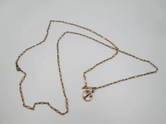 Cadena para abanico. Chapada oro. Eslabones trenzados. Colgante calado