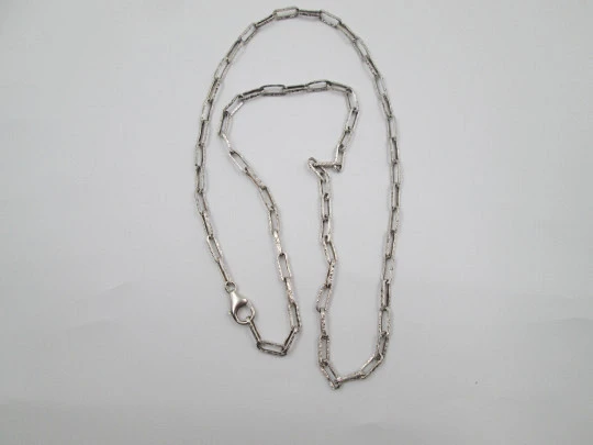 Cadena para mujer. Plata de ley 925. Eslabones abiertos cincelados. España. 1980