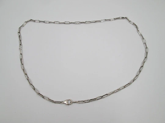 Cadena para mujer. Plata de ley 925. Eslabones abiertos cincelados. España. 1980