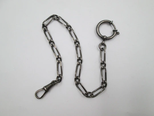 Cadena para reloj bolsillo. Metal pavonado. Eslabones abiertos. Mosquetón y argolla. 1940