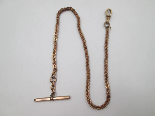 Cadena para reloj de bolsillo con llave y barra en T. Metal dorado. Eslabones trenzados. 1900