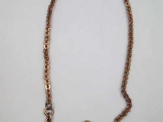 Cadena para reloj de bolsillo con llave y barra en T. Metal dorado. Eslabones trenzados. 1900