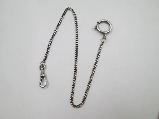 Cadena para reloj de bolsillo. Metal plateado. Eslabones trenzados. Cierre de aro. 1960