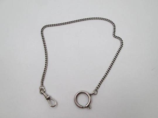 Cadena para reloj de bolsillo. Metal plateado. Eslabones trenzados. Cierre de aro. 1960