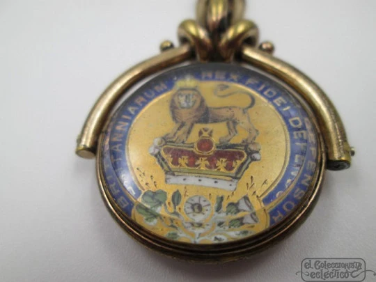 Cadena reloj bolsillo. Metal dorado y colgante chelín Jorge IV