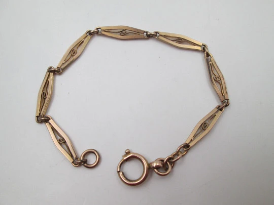 Cadena reloj de bolsillo rombos calados. Metal chapado en oro. Cierre de argolla. 1920