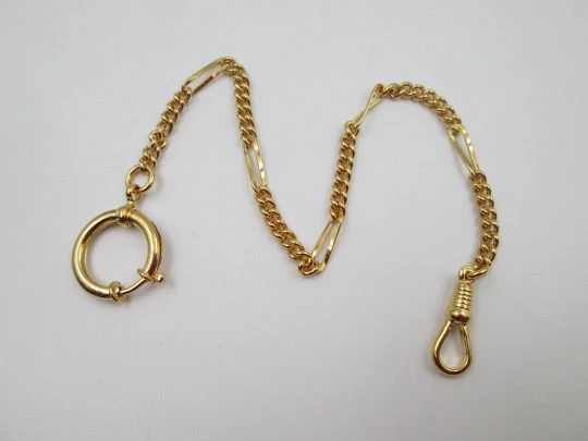 Cadena reloj de bolsillo. Metal chapado oro. Eslabones y ochos. Argolla y mosquetón. 1980