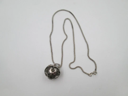 Cadena trenzada con colgante cascabel de esfera decorada. Plata de ley. 1990. Italia Cadena trenzada con colgante cascabel de esfera decorada. Plata de ley. 1990. Italia