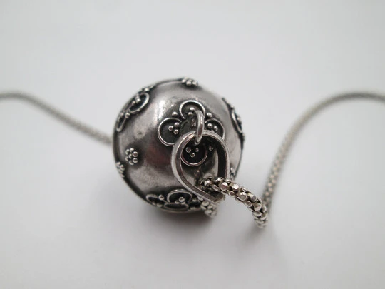 Cadena trenzada con colgante cascabel de esfera decorada. Plata de ley. 1990. Italia Cadena trenzada con colgante cascabel de esfera decorada. Plata de ley. 1990. Italia
