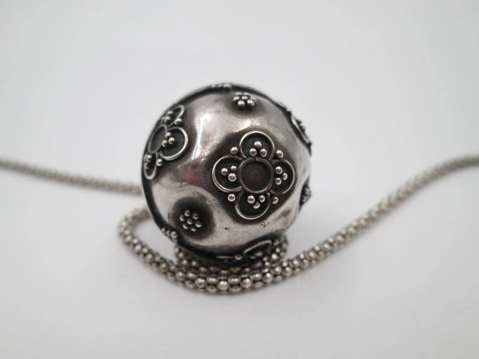 Cadena trenzada con colgante cascabel de esfera decorada. Plata de ley. 1990. Italia Cadena trenzada con colgante cascabel de esfera decorada. Plata de ley. 1990. Italia